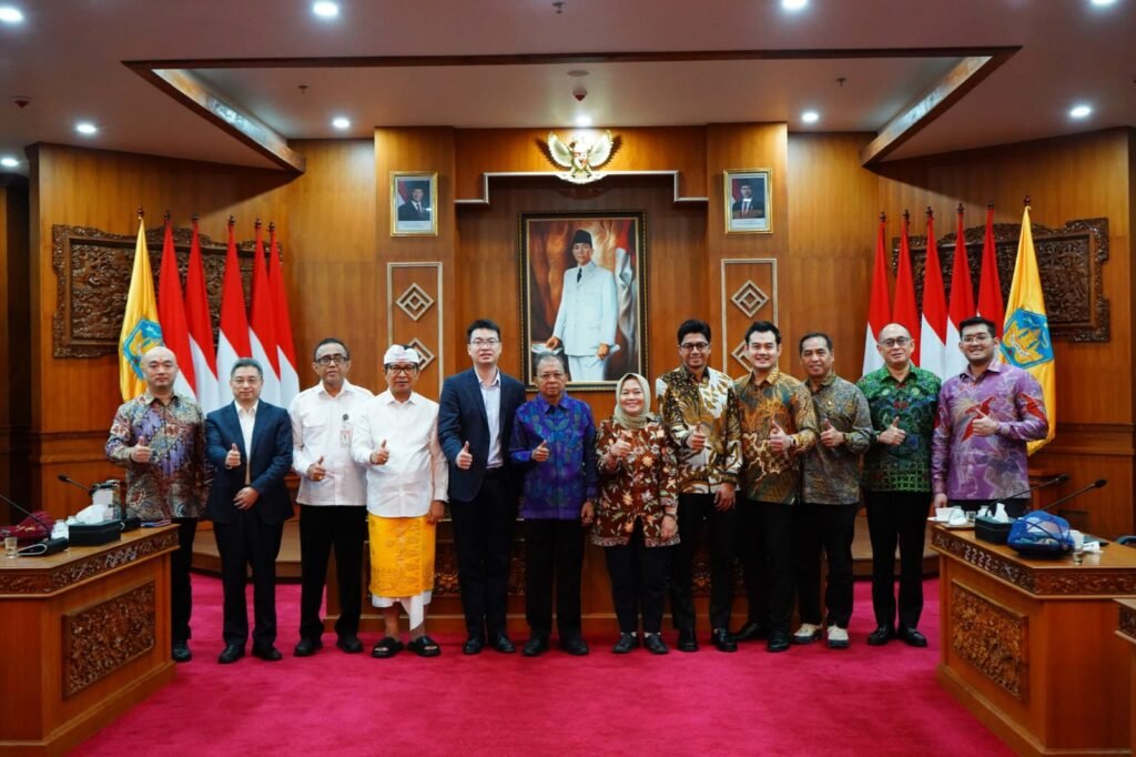 Gubernur Bali Wayan Koster menerima perwakilan pemerintah pusat dan investor Zhejiang Weiming Environment Protection Co., Ltd dalam pertemuan membahas percepatan pembangunan proyek Pengolahan Sampah menjadi Energi Listrik (PSEL) di Denpasar.