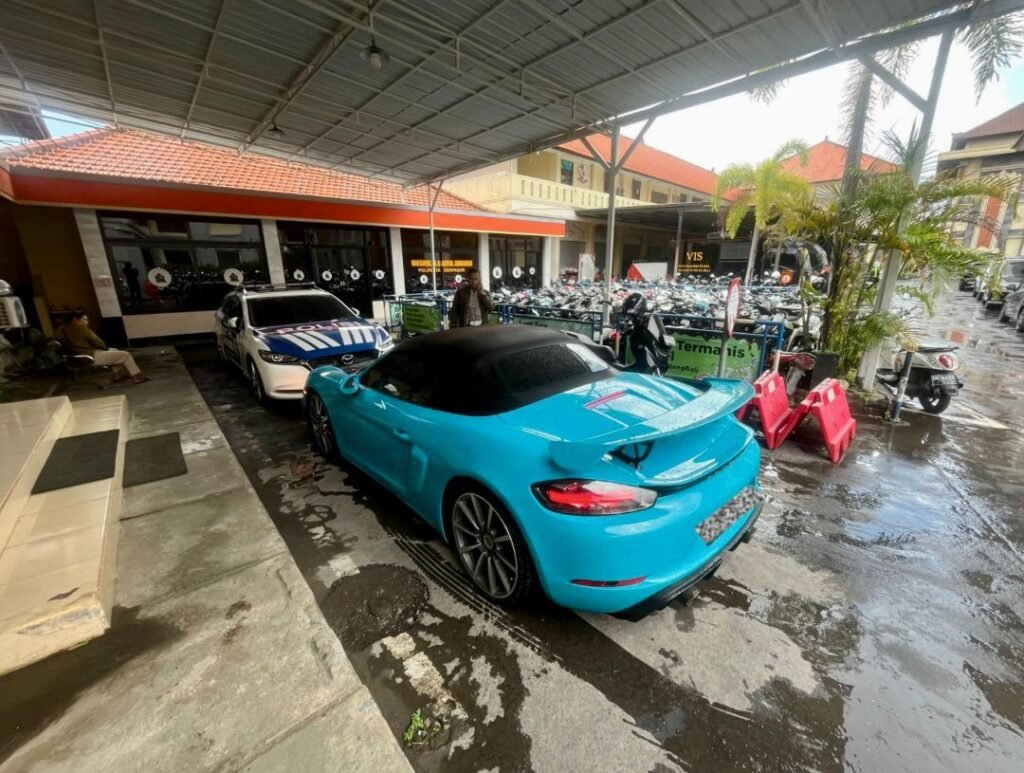 Satlantas Polresta Denpasar memberi teguran dan tilang kepada WNA asal Rusia yang viral melakukan aksi drift mobil Porsche di kawasan Nusa Dua.