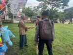 Aparat kepolisian berjaga dan mengatur lalu lintas saat pelaksanaan Salat Idul Fitri di Lapangan Lumintang, Denpasar.