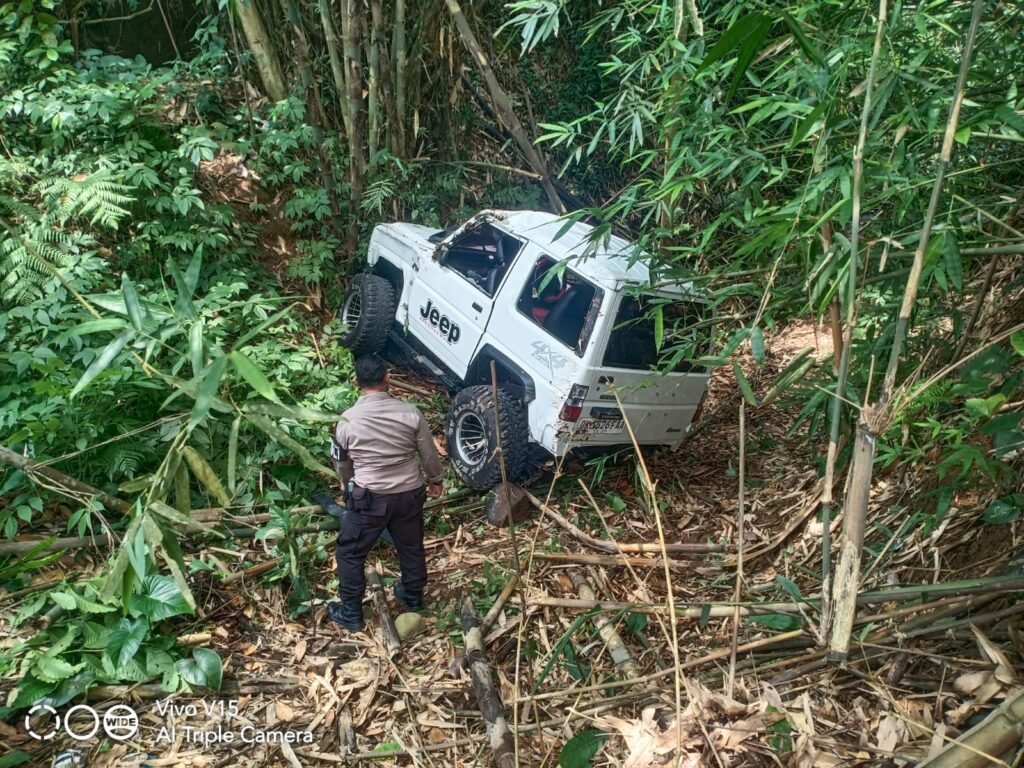 Mobil terperosok ke jurang di jalur Payangan–Apuan, Tabanan.