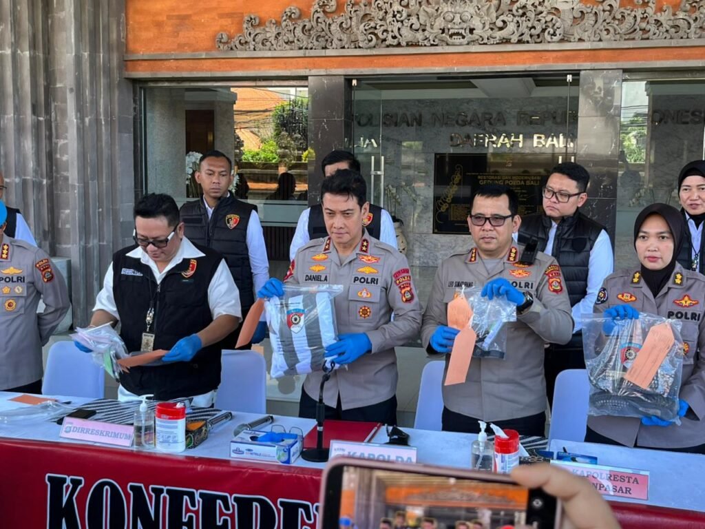 Kapolda Bali Irjen Pol Daniel Adityajaya menunjukkan barang bukti saat konferensi pers kasus penculikan WNA Ukraina di Mapolda Bali, Senin (30/3).