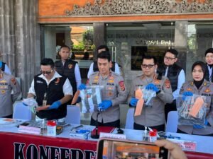 Kapolda Bali Irjen Pol Daniel Adityajaya menunjukkan barang bukti saat konferensi pers kasus penculikan WNA Ukraina di Mapolda Bali, Senin (30/3).