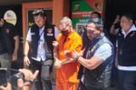 SL, buronan internasional asal Inggris, dihadirkan saat konferensi pers di Mapolda Bali, Selasa (31/3).