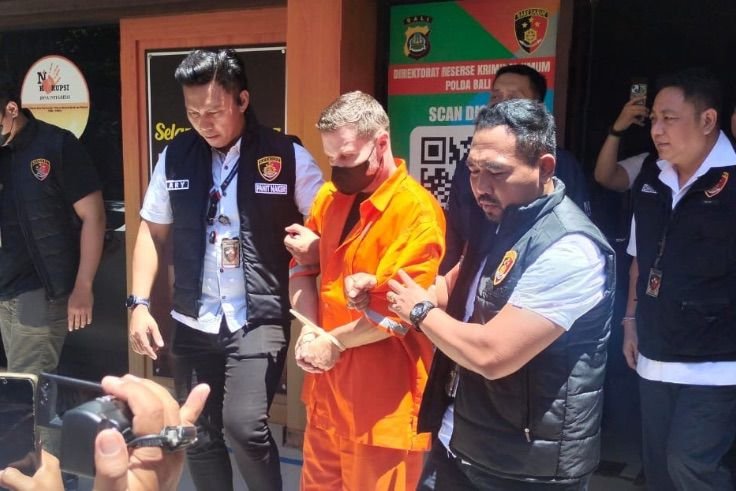 SL, buronan internasional asal Inggris, dihadirkan saat konferensi pers di Mapolda Bali, Selasa (31/3).