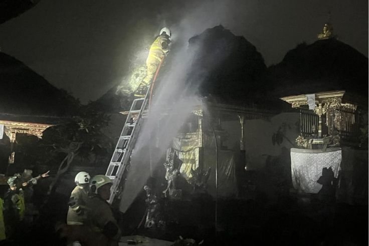 Atap pelinggih di Pura Kawitan Ki Gusti Celuk, Mengwi, hangus terbakar diduga akibat sambaran petir saat hujan deras, Minggu malam.