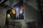 Tim SAR gabungan melakukan pencarian korban banjir bandang di Desa Banjar, Buleleng.