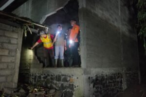Tim SAR gabungan melakukan pencarian korban banjir bandang di Desa Banjar, Buleleng.