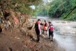 Tim SAR gabungan melakukan penyisiran di perairan Pantai Banjar, Buleleng, pada hari ketiga operasi pencarian korban banjir bandang, Minggu (8/3).