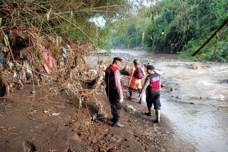 Tim SAR gabungan melakukan penyisiran di perairan Pantai Banjar, Buleleng, pada hari ketiga operasi pencarian korban banjir bandang, Minggu (8/3).