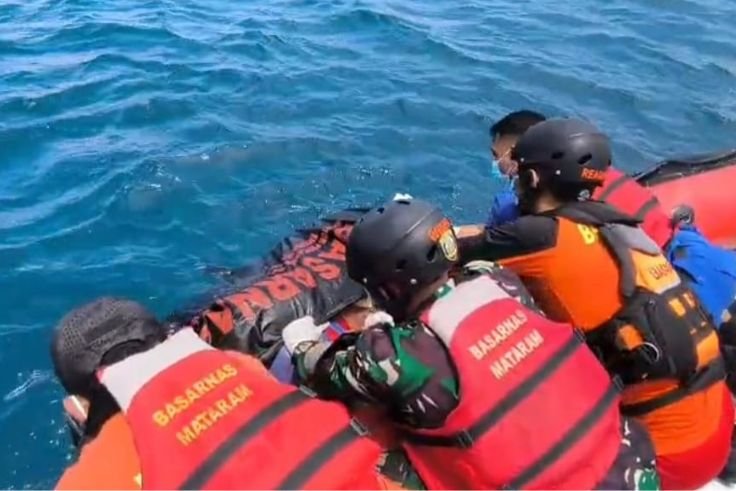 Petugas mengevakuasi jasad nelayan yang hilang.
