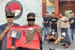 Dua pria yang ditangkap setelah menerima paket ganja kiriman dari Sumatera diamankan di Polres Kawasan Bandara Ngurah Rai.