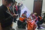 Petugas BPBD Kota Denpasar mengevakuasi jenazah pria berinisial KK dari gudang rumah di kawasan Renon.