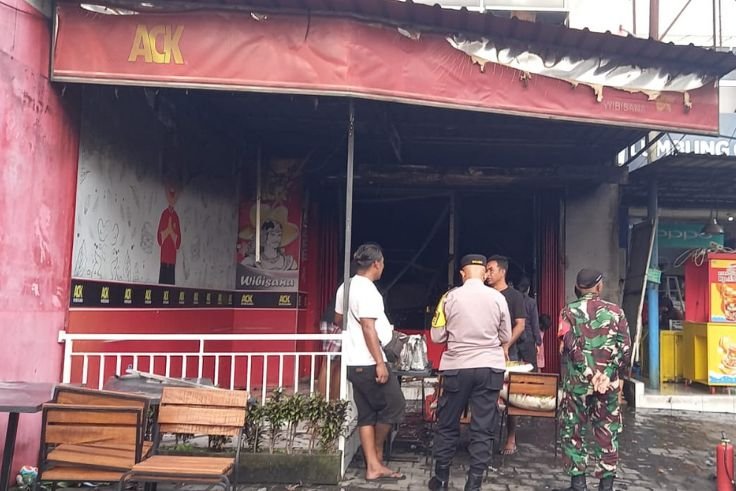 Kebakaran melanda toko makanan siap saji di Jalan Wibisana Barat, Pemecutan Kaja, Denpasar Utara, Jumat (13/3/2026) pagi.