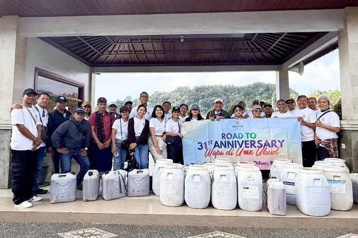 Wapa di Ume Ubud releases 1,000 liters of eco enzyme into the waters of Ulun Danu Beratan Temple as part of its 31st anniversary environmental initiative.
