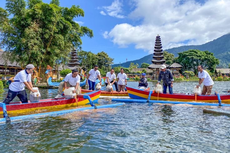 Eco enzyme distribution activity conducted by Wapa di Ume Ubud at the waters of Ulun Danu Beratan.