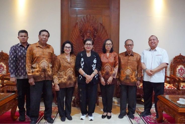 Ketua PWRI Bali bersama jajaran pengurus menyampaikan klarifikasi sekaligus permohonan maaf kepada Ni Putri Suastini Koster terkait polemik yang sempat viral di media sosial.