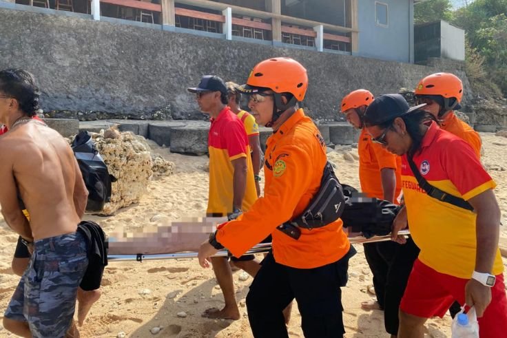 Petugas SAR gabungan mengevakuasi jenazah WNA asal Inggris yang ditemukan terapung di perairan Pantai Nyang-Nyang, pada Minggu (15/3).