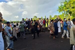 Personel Polda Bali melakukan pengamanan pelaksanaan Sholat Idul Fitri 1447 Hijriah di Lapangan Niti Mandala Renon, Denpasar, Jumat (20/3/2026).