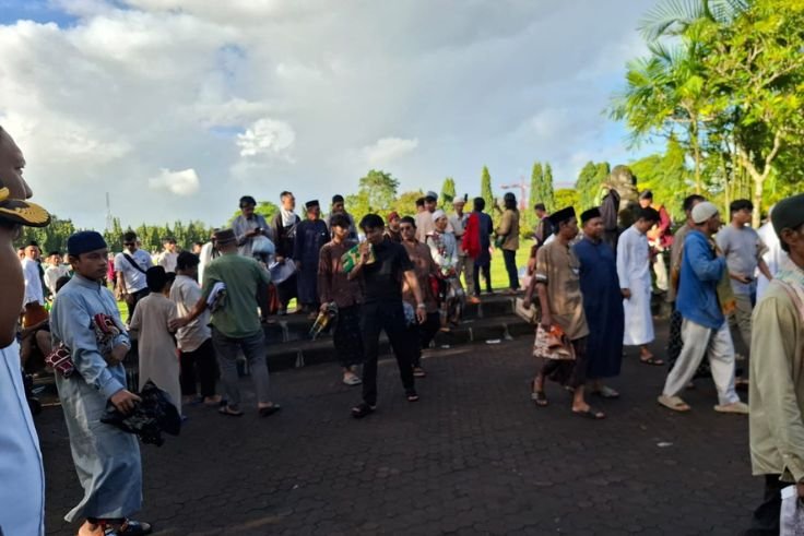 Personel Polda Bali melakukan pengamanan pelaksanaan Sholat Idul Fitri 1447 Hijriah di Lapangan Niti Mandala Renon, Denpasar, Jumat (20/3/2026).