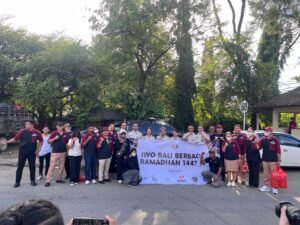 Relawan IWO Bali bersama mitra membagikan paket takjil kepada sopir truk sampah di kawasan akses menuju TPA Suwung, Denpasar, Rabu (11/3/2026).