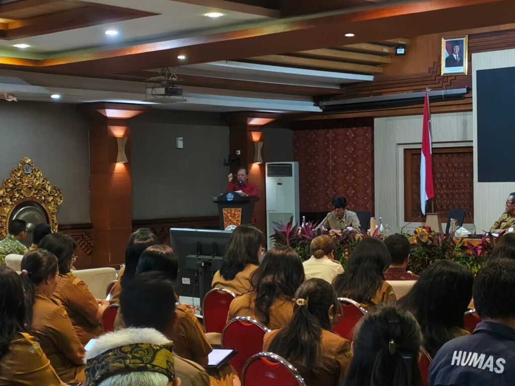 Gubernur Bali Wayan Koster memberikan pengarahan kepada kepala desa dan lurah se-Kota Denpasar di Gedung Sewaka Dharma, Senin (9/3/2026.