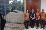 Kantor Kesbangpol Provinsi Bali dikunci pada Sabtu (14/3/2026) (kiri) dan pertemuan di Jayasabha (kanan).