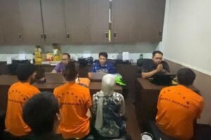 Ketiga tersangka WNA saat menjalani pemeriksaan di Polres Badung.