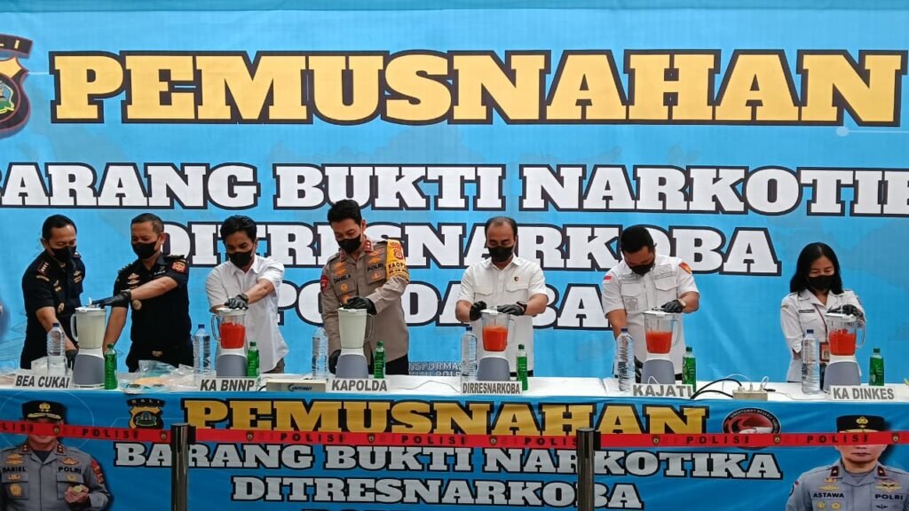 Kapolda Bali Daniel Adityajaya memimpin pemusnahan barang bukti narkotika senilai Rp23,5 miliar di Mapolda Bali, Rabu (4/3/2026).