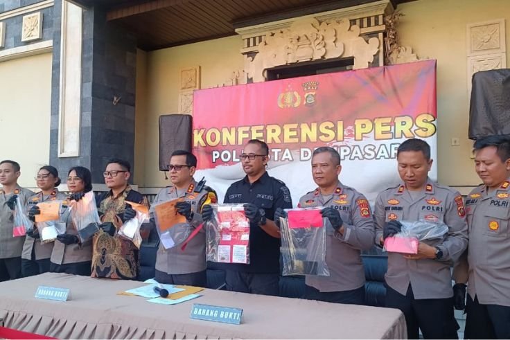 Polisi menunjukkan barang bukti hasil pengungkapan kasus pencurian saat konferensi pers di Polresta Denpasar.