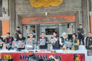 Polda Bali saat mengungkap identitas dua tersangka pembunuhan WNA asal Belanda dalam konferensi pers, Sabtu (28/3).