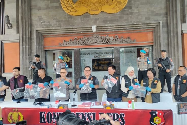 Polda Bali saat mengungkap identitas dua tersangka pembunuhan WNA asal Belanda dalam konferensi pers, Sabtu (28/3).