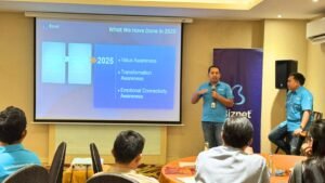 Regional Manager Bali 3 Biznet Fadly Nugraha memaparkan layanan Biznet dalam media gathering di Denpasar, Jumat (7/3).
