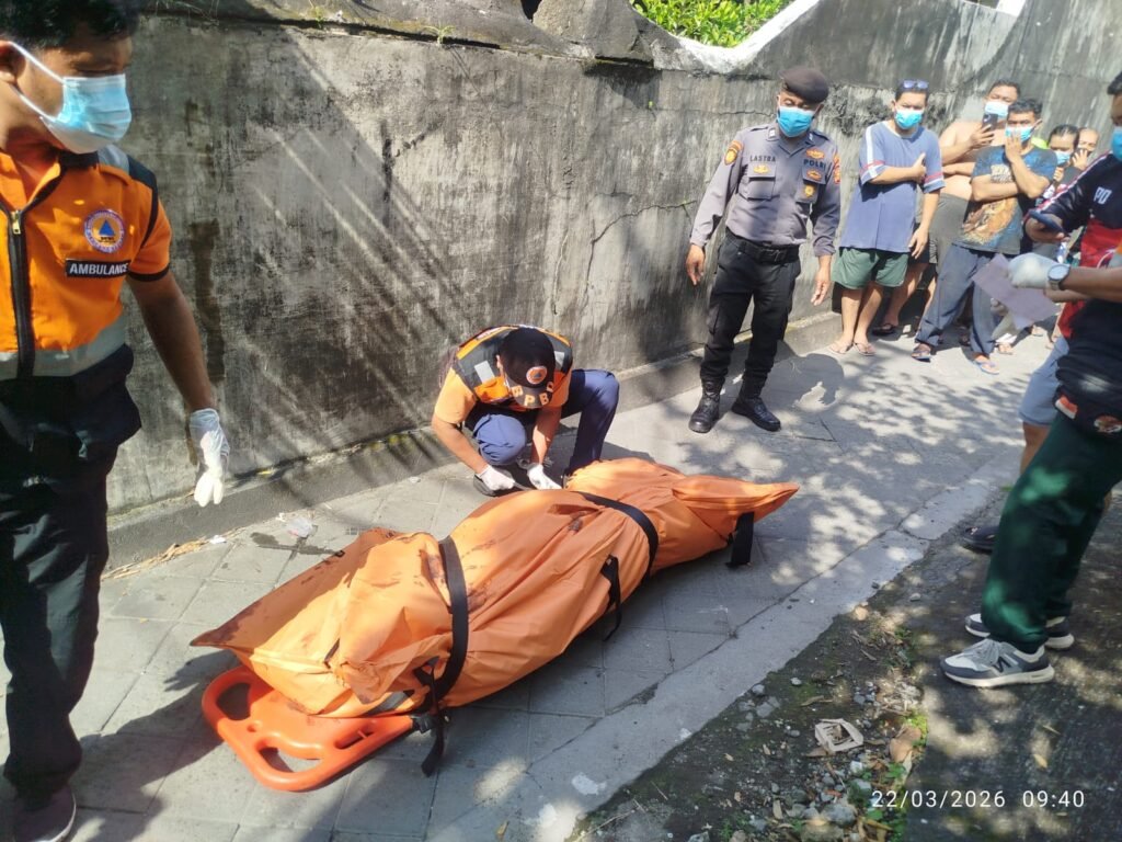 Jenazah pria berinisial S (69) dievakuasi petugas dari dalam kamar rumahnya pada Minggu (22/3)