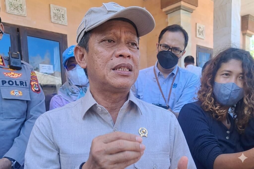 Menteri Lingkungan Hidup (LH) Hanif Faisol Nurofiq usai meninjau TPA Suwung, Denpasar.