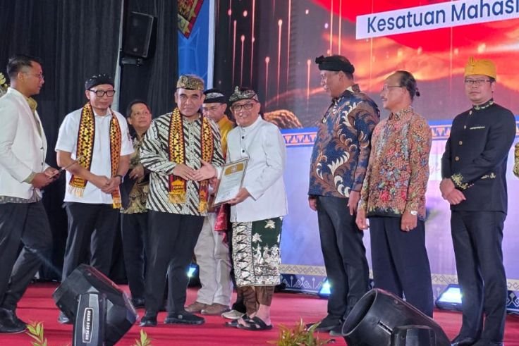 Anak Agung Gde Ngurah Ari Dwipayana menerima KMHDI Award 2026 sebagai Tokoh Hindu Inspiratif.