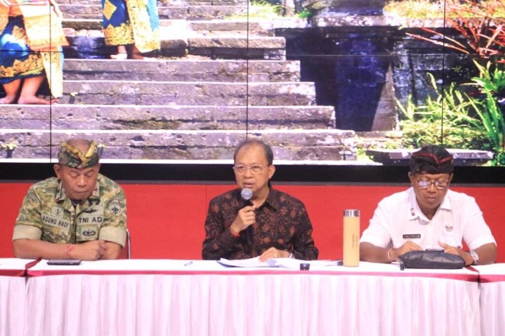 Gubernur Bali Wayan Koster dalam rapat persiapan akhir di Gedung Wyata Graha, Karangasem, Selasa (31/3).