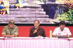 Gubernur Bali Wayan Koster memimpin rapat di Gedung Wyata Graha, kawasan parkir Manik Mas, Besakih.
