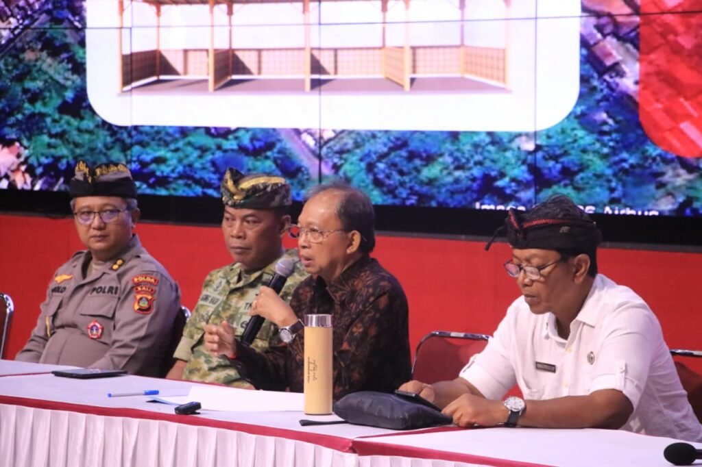 Gubernur Wayan Koster memimpin rapat persiapan transportasi IBTK 2026 di Wyata Graha Besakih.