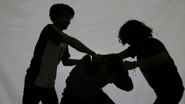 Ilustrasi pengeroyokan.