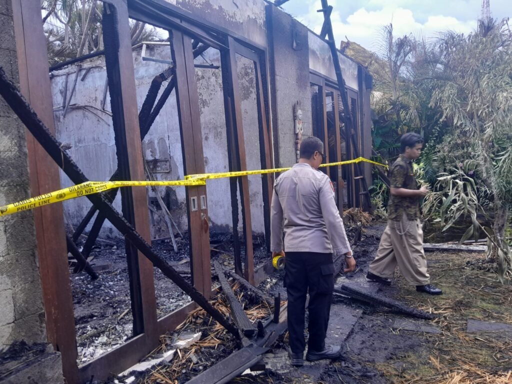 Petugas kepolisian melakukan olah tempat kejadian perkara (TKP) di lokasi kebakaran villa di kawasan Sanur, Denpasar Selatan.