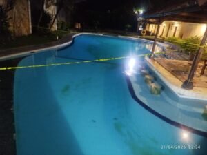 Garis polisi terpasang di lokasi kejadian remaja asal India yang ditemukan tewas tenggelam.