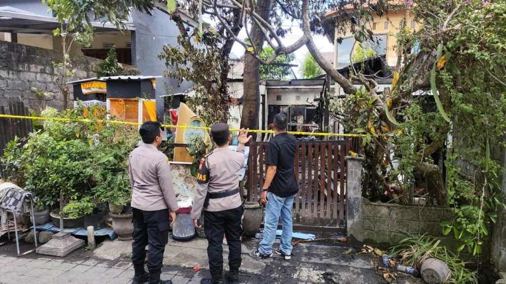 Kebakaran melalap rumah warga di kawasan Sidakarya, Denpasar Selatan, Selasa (7/4/2026).