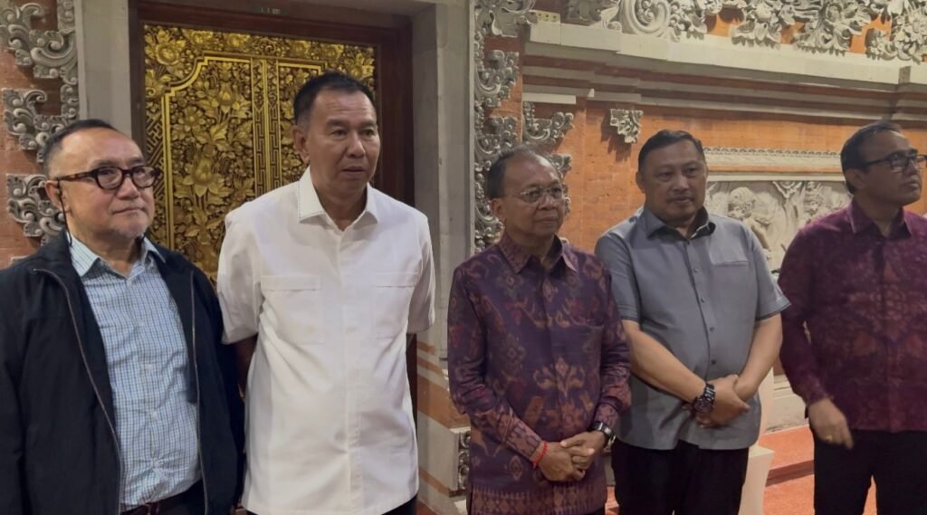 Gubernur Bali Wayan Koster saat menerima kunjungan Inspektur Utama Kementerian Lingkungan Hidup Winarto di Kantor Gubernur Bali, Selasa (7/4/2026).