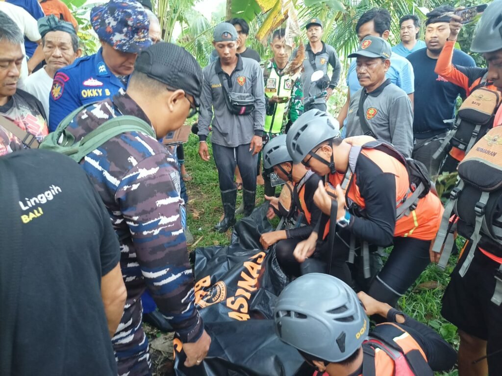 Tim SAR gabungan bersama warga mengevakuasi jenazah VA (6) yang terseret arus di Sungai Yeh Aye, Buleleng.