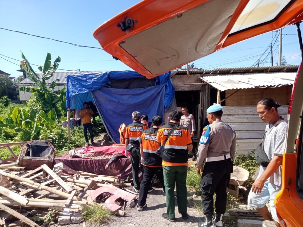 Petugas kepolisian melakukan olah TKP di lokasi ditemukannya buruh proyek Sumarsono (52) yang meninggal dunia.