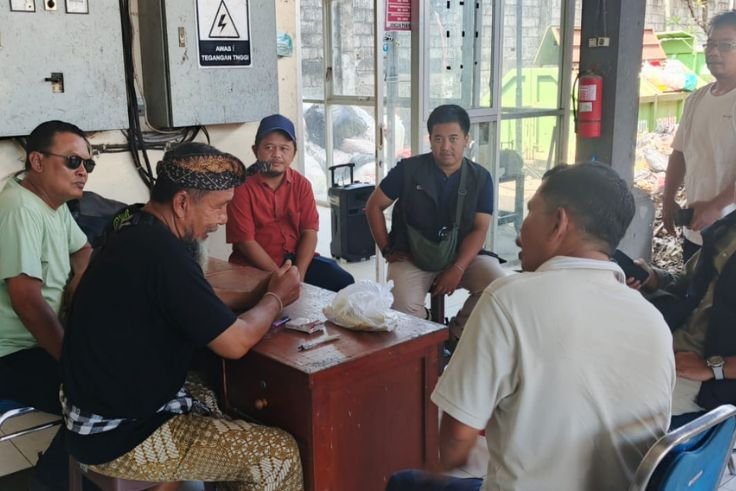 2 utusan Kementerian Lingkungan Hidup temui pengelola TPS 3R Sesetan usai gaduh pada Kamis (9/4) pagi.