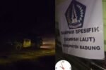 Puluhan Truk DLHK Badung membawa dan membuang Sampah Spesifik Pantai ke TPA Suwung pada Jumat (10/4) malam.