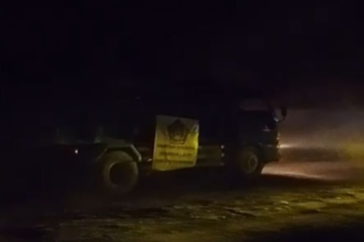 Truk Sampah DLHK Badung membuang sampah spesifik dari pantai ke TPA Suwung pada Jumat (10/4) malam.