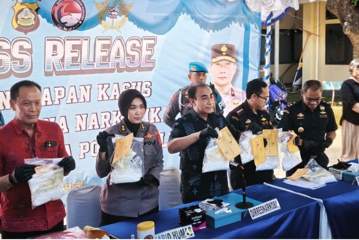 Direktur Ditresnarkoba Polda Bali Kombespol Radiant bersama jajaran menunjukkan barang bukti dan membeberkan pengungkapan kasus penyelundupan 2,5 kg kokain asal Kazakhstan dalam konferensi pers di Denpasar.