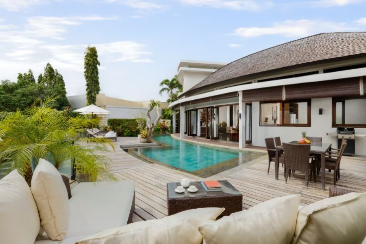 Villa Oshra in Canggu offers a seamless indoor-outdoor living space designed to support both productivity and relaxation for long-stay guests.